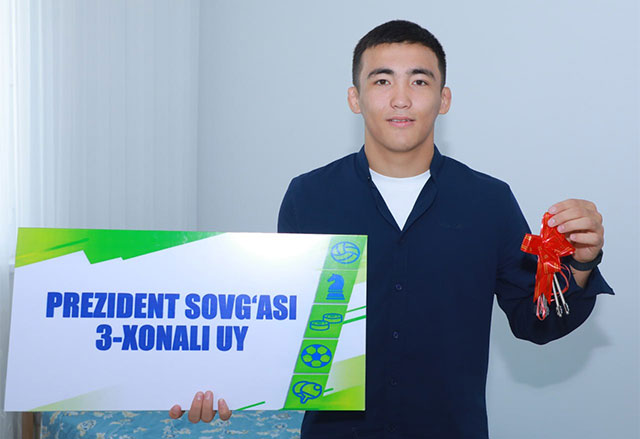 Prezidentimiz yunon-rum kurashi bo‘yicha jahon chempionati g‘olibiga xonadon sovg‘a qildi