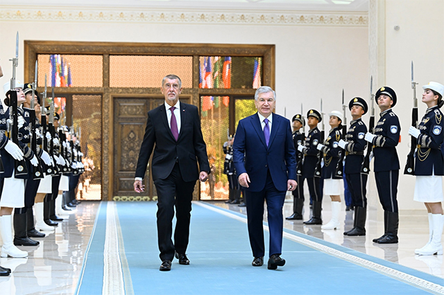 Мирзиёев встретил премьер-министра Чехии в Куксарое