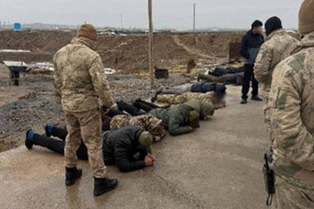 Навоий вилоятида ноқонуний равишда олтин қазиб олиш ва қайта ишлаш билан шуғулланган жиноий гуруҳ тўхтатилди