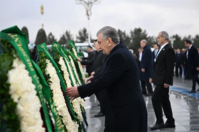 President of Uzbekistan Lays Flowers at Neutrality Monument in Ashgabat