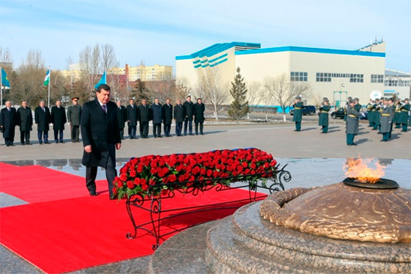 Президентимиз Остонадаги “Ватан ҳимоячилари” монументига гул қўйди