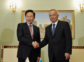 Korean leader pays visit to Independence Square