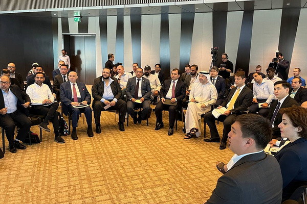 A delegation of Uzbekistan takes part in a business seminar in the UAE
