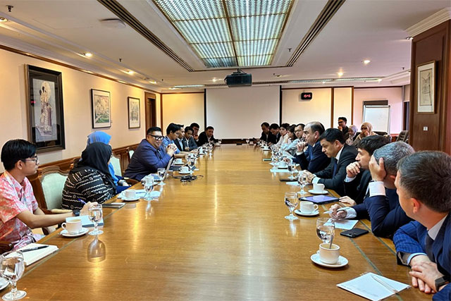 Meeting Held with the Leadership of the Central Bank of Malaysia