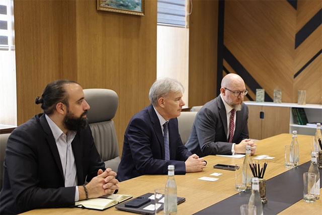 Geologiya vaziri investitsiyalarni muhokama qilish uchun ADQ vakili bilan uchrashdi