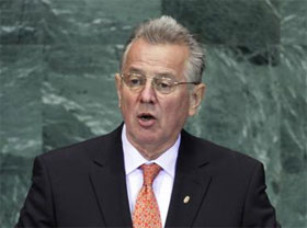 Pal Schmitt arrives in Tashkent with official visit